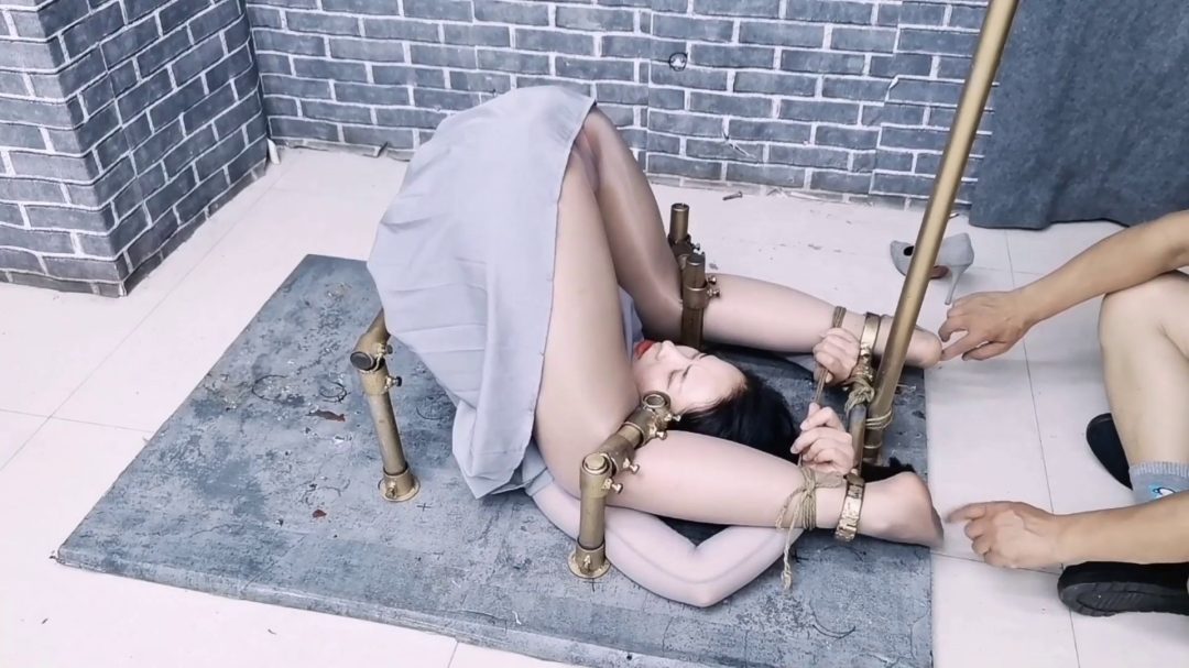 欧式风拘束架柔柔禁锢,很难受的姿式，疯狂折磨TK-8