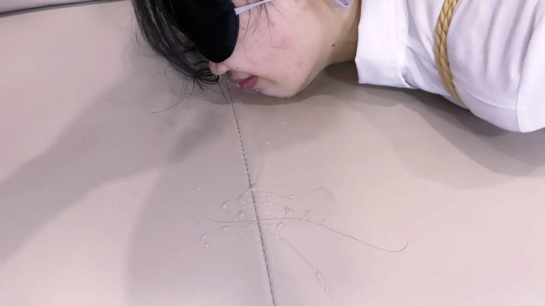 《少女情劫》-虐嘴特辑+被捂晕+日式紧缚+胸缚绳衣+股绳+蛇缚并腿捆+跪缚+电击+口球-固舌口球-开口器口水横流+直臂紧缚+分腿蟹缚+口球虐嘴采访等-18