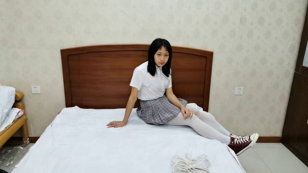 云儿白色硬绳五花紧缚户外大路旁草丛双层全包