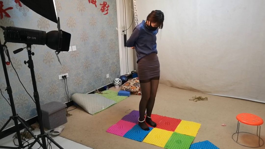 杨蕊 蓝衬衣 黑丝 镣铐女囚-4