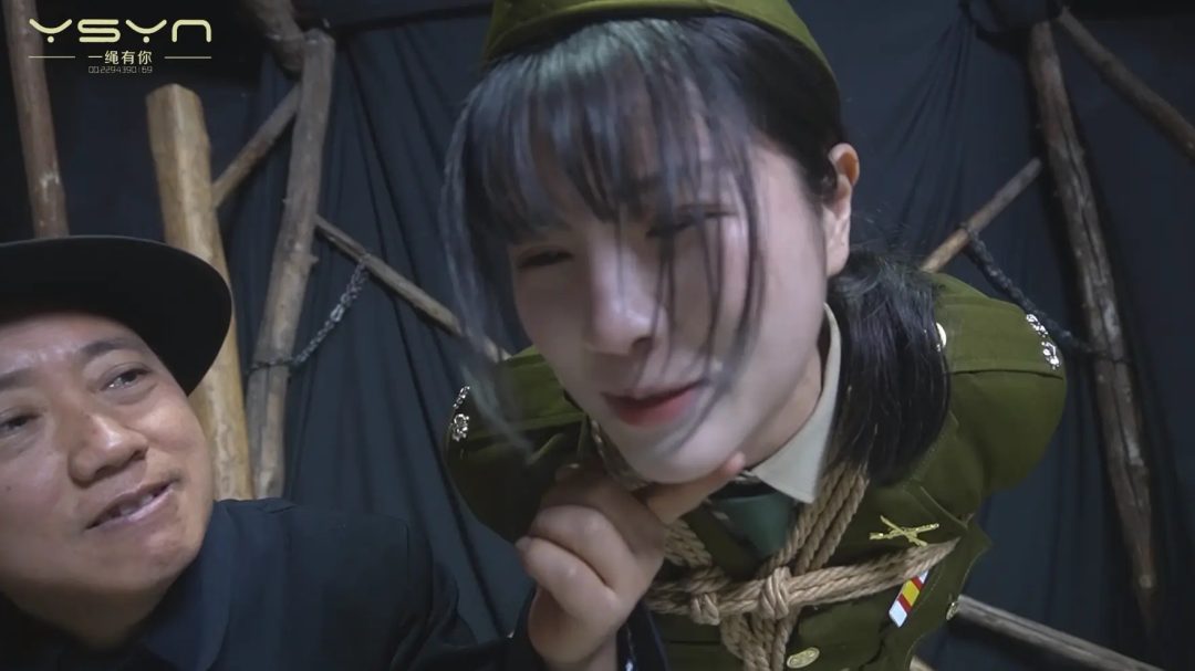 【血色潜伏】潜伏女孩惨遭捆绑吊打老虎凳铁钳子刷子挠脚心驷马吊起打虐不屈五花大绑插牌被枪决-11