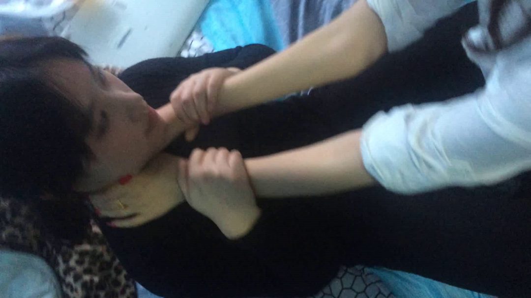 掐晕黑衣美女-8