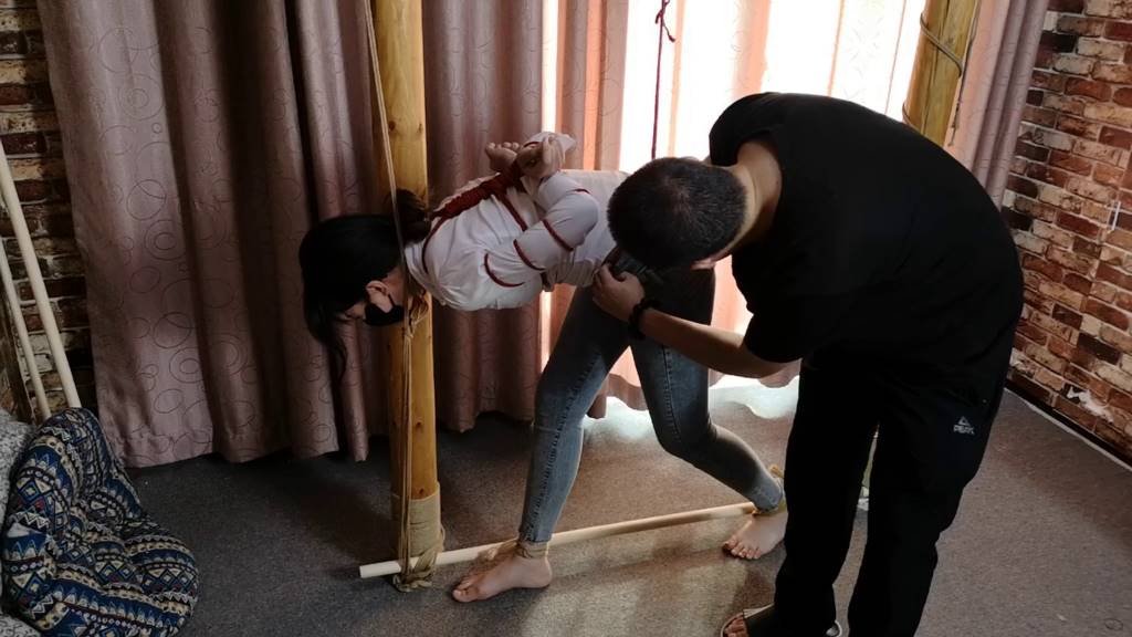 杨蕊 牛仔裤 红绳五花 难受的姿势-4