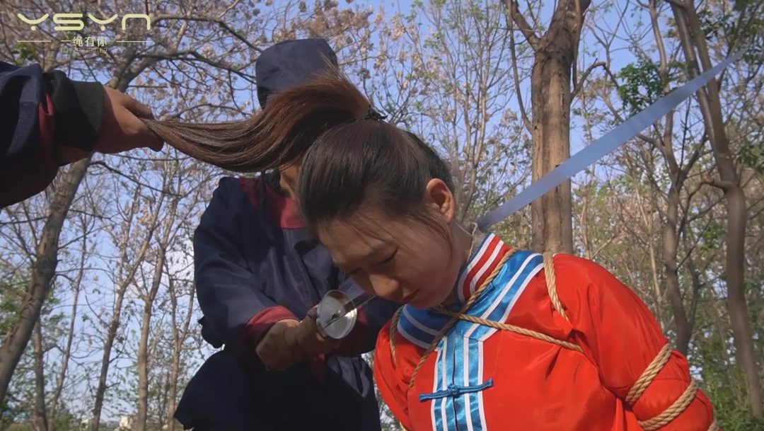 【丛林斩首】官差押送两名年轻漂亮女犯刑房审讯不招关押牢房五花大绑丛林中斩首-14