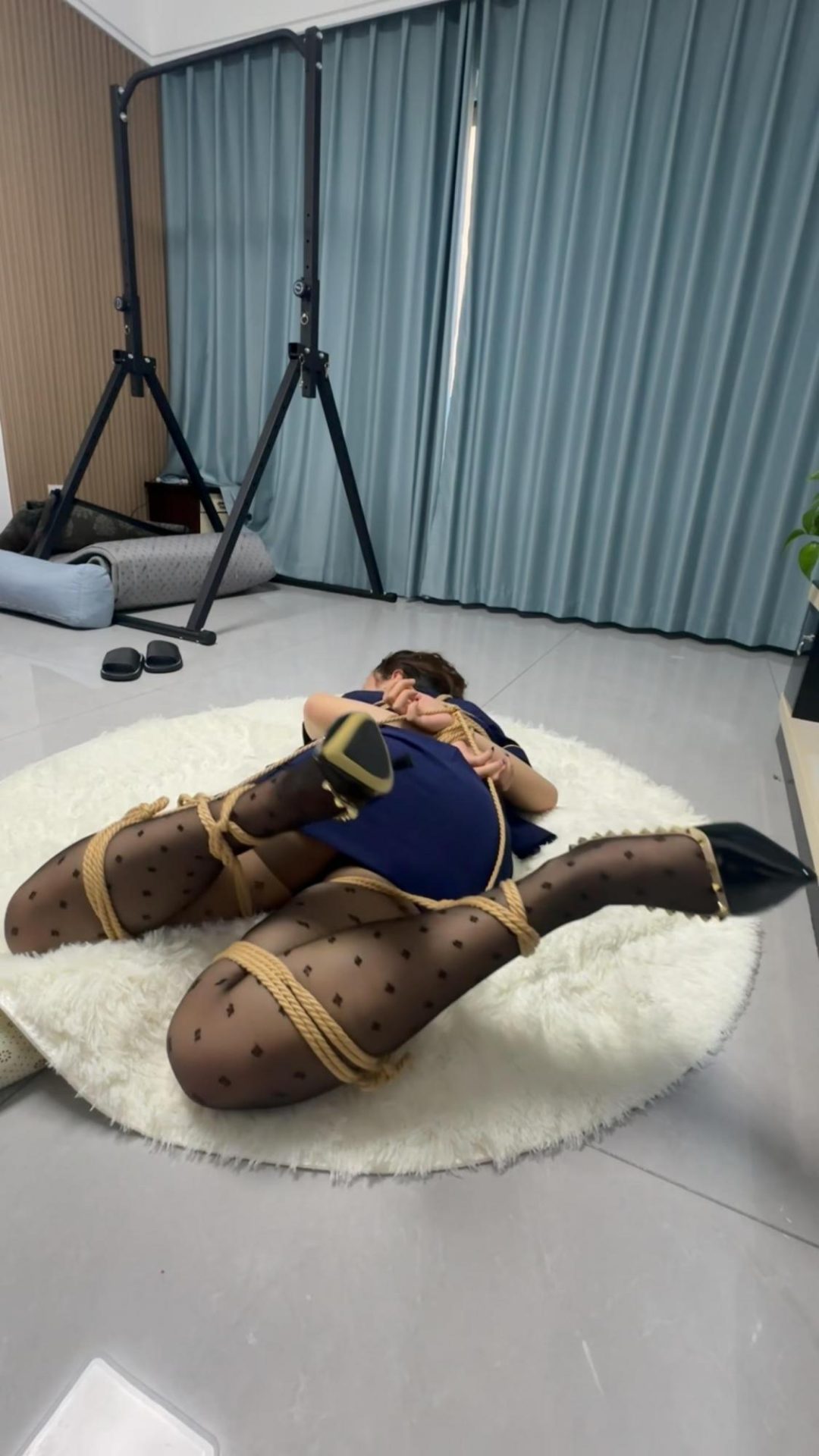 【束人映像】原创 新年福利放映 长腿素人制服控 驷马驯服+SP+大号铁圈阔嘴耳光-2