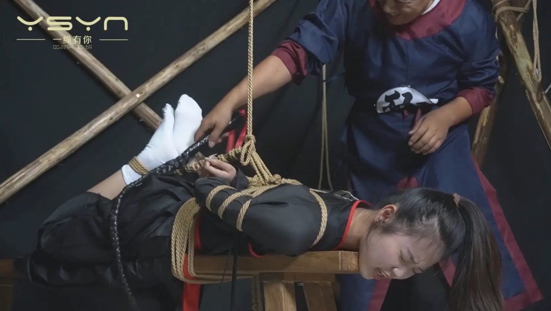【侠女风华】女捕快押送犯人故意逃脱被问责惩罚戴上木伽打板子骑木马五花驷马鞭打挠脚心压杠子绞刑-3