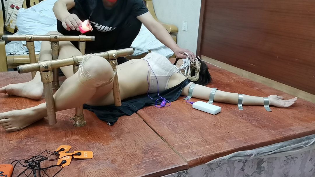 云儿奴床板禁锢,一点动弹不了，随边摸、打、挠-8