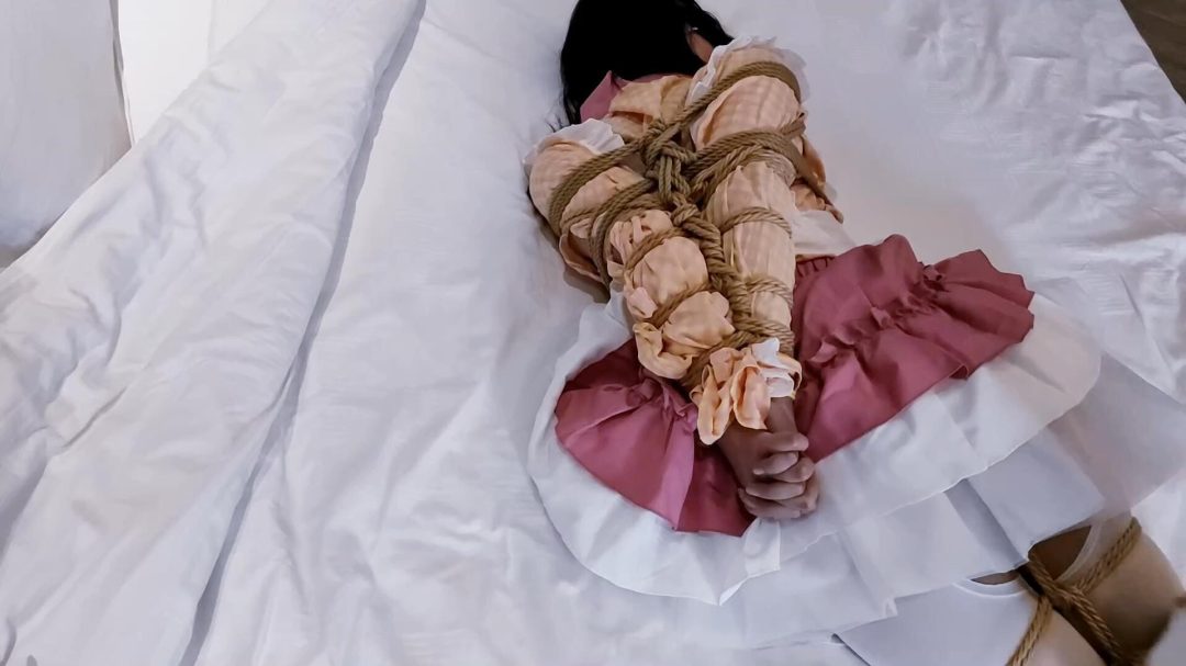 《胶布封嘴挣扎》-白丝党福利-女仆装配开档白丝+欧式直臂+股绳+多节并腿捆+胸缚+自己胶布封嘴+撕胶布过程+再封嘴+全程放置挣扎+无调教等等-4