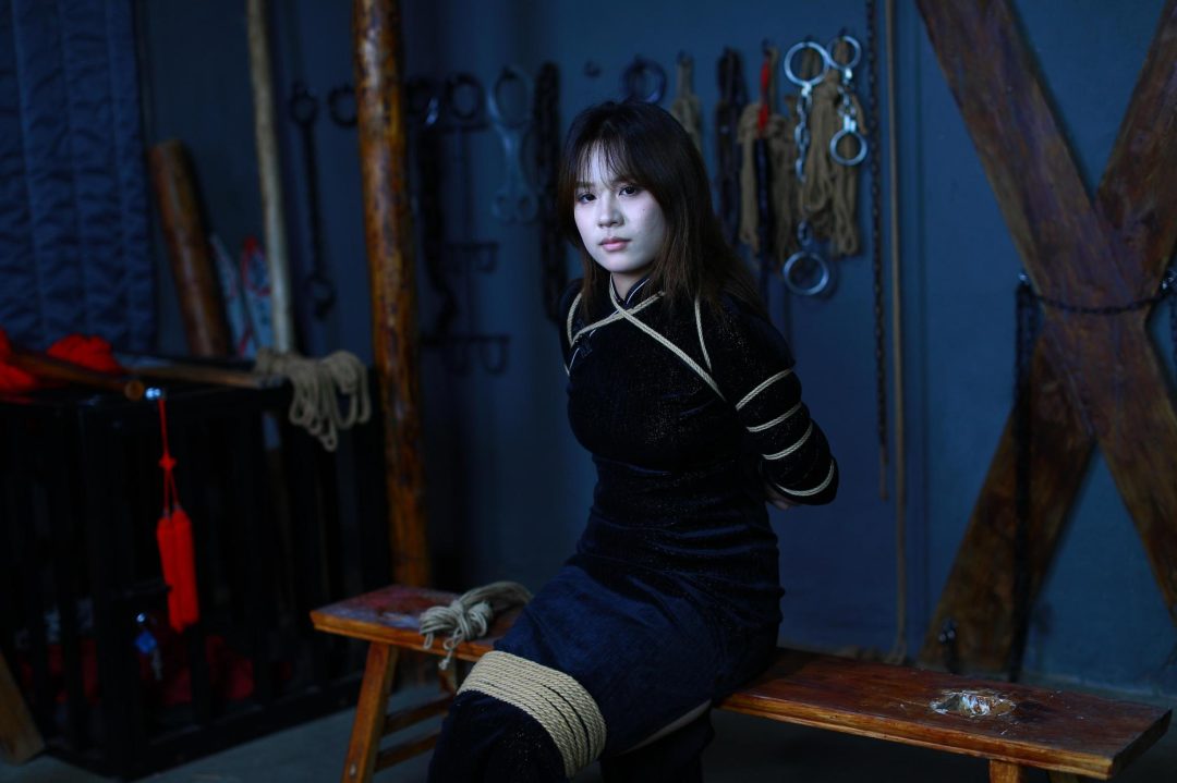 校花【柳诗涵】剧照686张+视频31分钟净身高168厘米年龄20岁本科大三在校生刑房手铐脚镣五花大绑后吊手-7