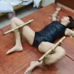 云儿奴床板禁锢,一点动弹不了，随边摸、打、挠