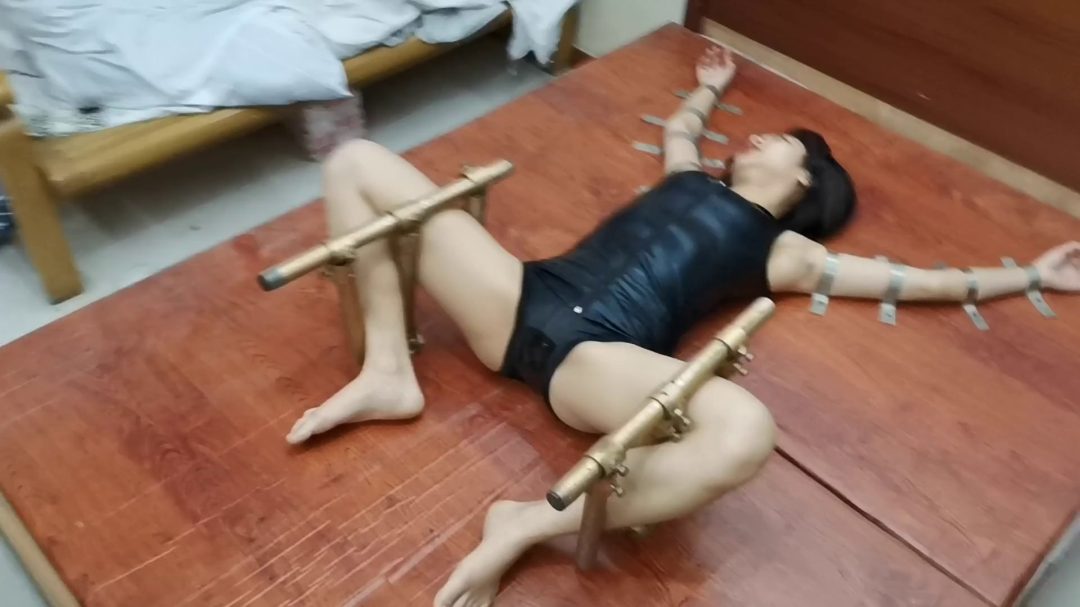 云儿奴床板禁锢,一点动弹不了，随边摸、打、挠-1