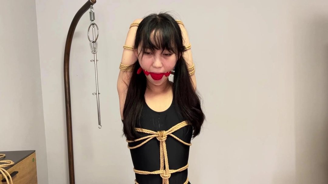 欣妍妹子泳装后手折叠缚驷马 挠痒 口球流口水-3