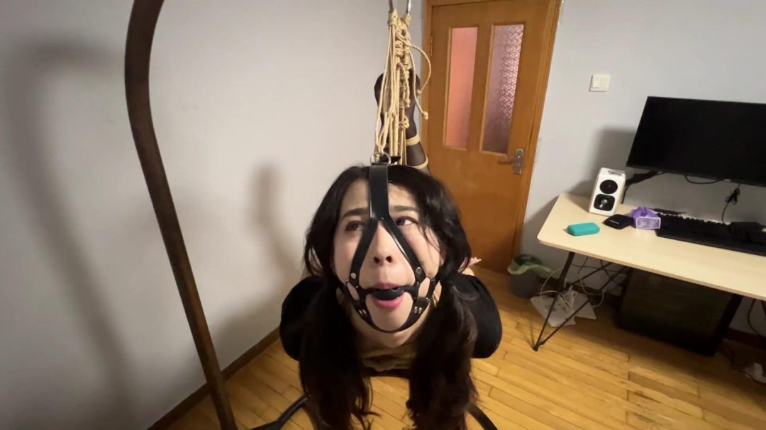 少女黑丝舞蹈服暴力驷马悬吊-2