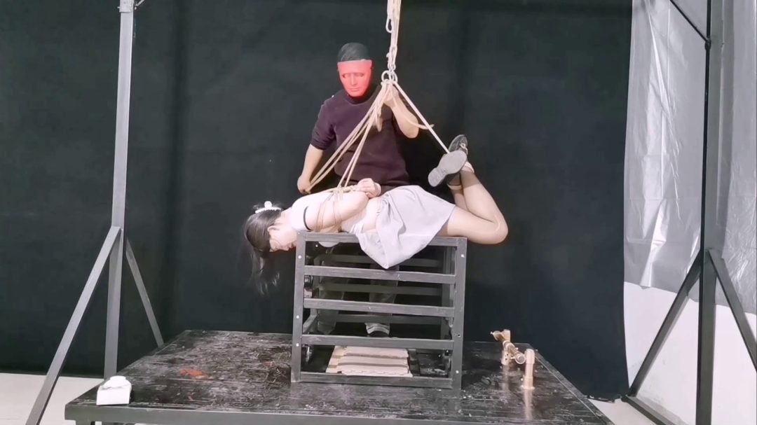 玉仙儿逃课去小树林玩，被蒙面人袭击控制-4