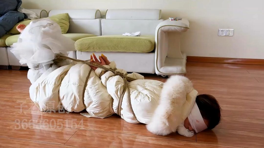 定拍欢欢 婚纱羽绒服捆绑丝巾蒙眼堵嘴挣扎-2