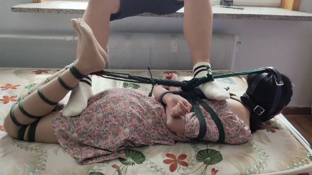 语梦驷马自由落体，超紧蛇缚连头驷马具口球堵嘴，人肉脚垫踩踏tk羞耻养成-7