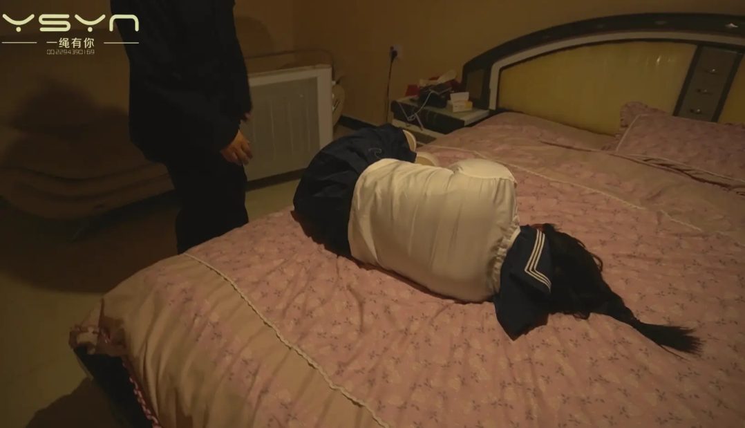 水手服小美女刚进家门被劫匪捂晕各种全身紧敷捆绑挠痒痒玩弄一番她能否逃脱？-4