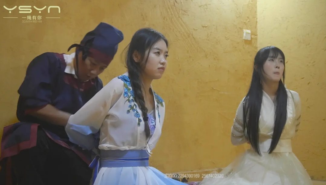 色迷知县命手下抓来两个舞女五花大绑跳舞威逼刑罚老虎凳滴蜡挠打脚心玩弄冤假错案-9