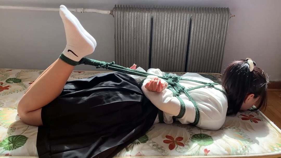 妹子体验捆绑，白棉袜日式驷马挣扎-5