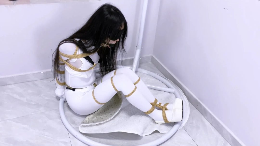《束缚挑战》-连身袜纯白兔女郎被直臂紧缚,胸缚,股绳,多节并腿捆,口塞,强制弓腰吊缚,紧缚行走完成任务,分腿蟹缚,口水直流,惨叫连连等等-6