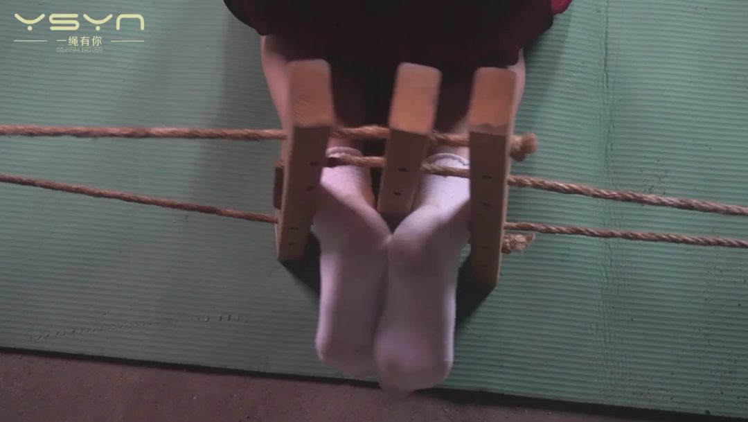 【山林密语】情报员林知语山林里被特务跟踪抓捕戴土拷脚镣牢房提审刑房受尽十字架夹棍老虎凳刷挠脚心铁钳子夹脚趾酷刑-2