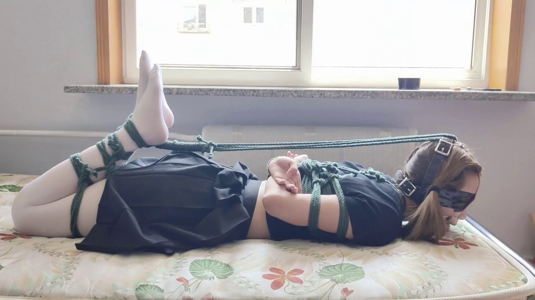 白丝妹妹佳岚，假装外出，真实放置崩溃实验-4