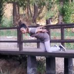 云儿偷偷，去小树林约会，被主人发现，不客气地惩罚各种吊绑，喝河里的臭水，惊险刺激