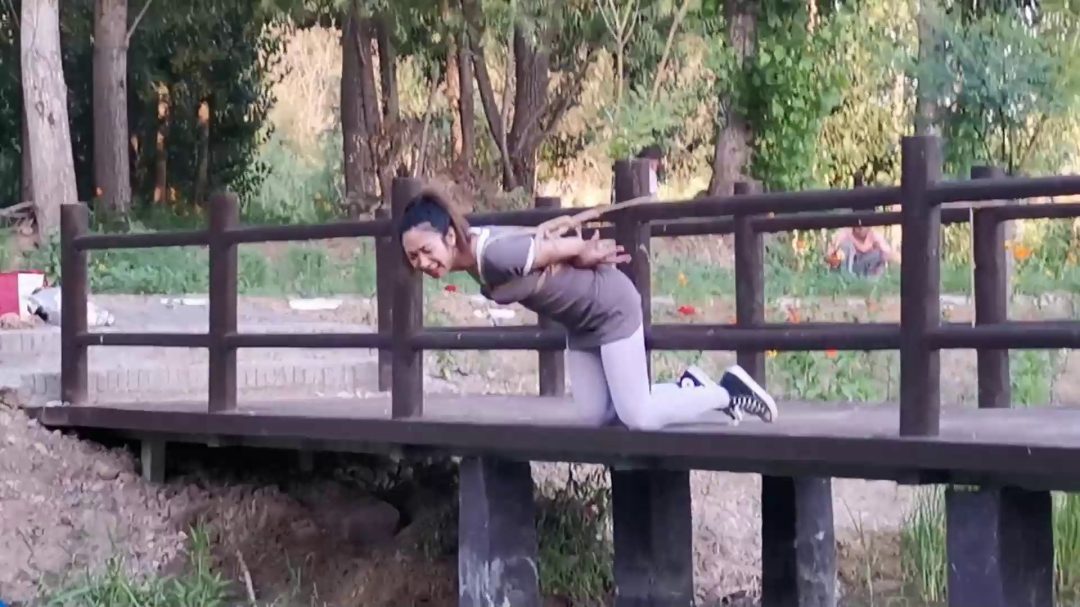 云儿偷偷，去小树林约会，被主人发现，不客气地惩罚各种吊绑，喝河里的臭水，惊险刺激-3