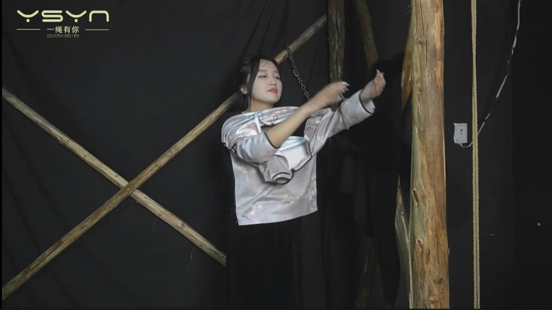 被人出卖漂亮女孩被捕双手吊起鞭打换上旗袍老虎凳捆绑各种打挠脚心五花上绑极度走绳晕死-5