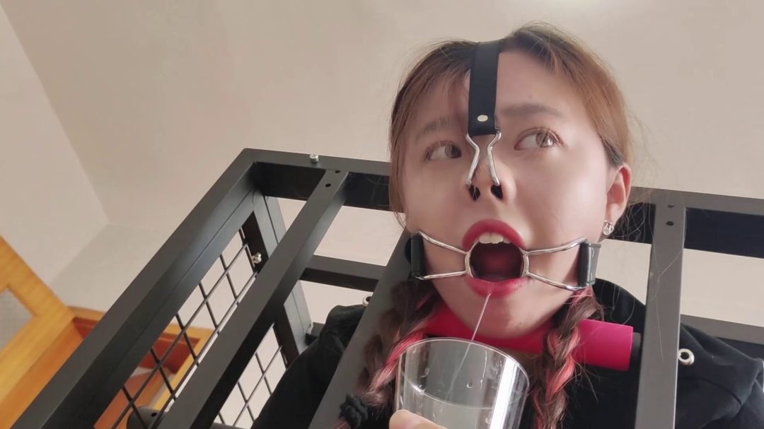 新玩法狗趴式口水囚徒瑶瑶妹，白棉袜铁笼囚禁，口水爆量无法控制-7