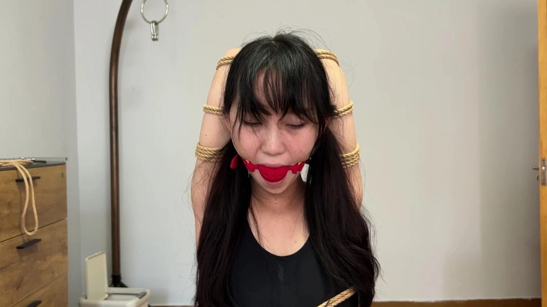 欣妍妹子泳装后手折叠缚驷马 挠痒 口球流口水-6