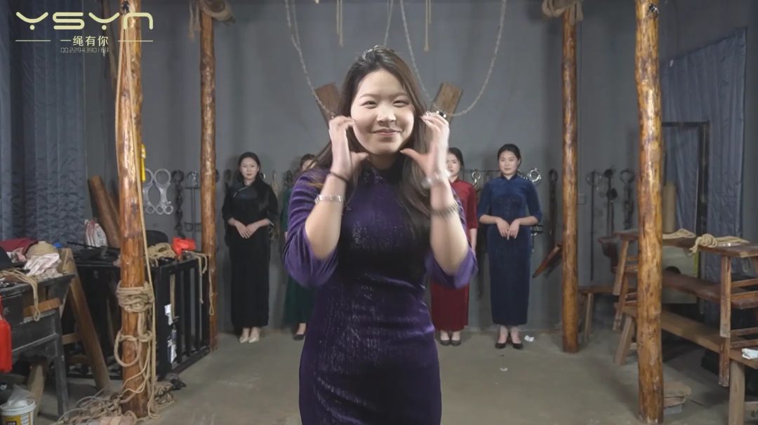 大场面【上才艺的六美女】六位漂亮旗袍女孩展示自己的才艺跳舞唱歌五花大绑起来继续展示-5