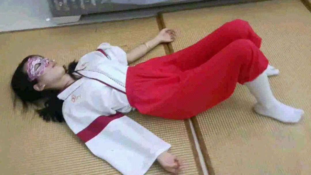 【琳媚】定拍 女巫高筒白袜 倒下拼命挣扎呻吟 直到昏厥-5