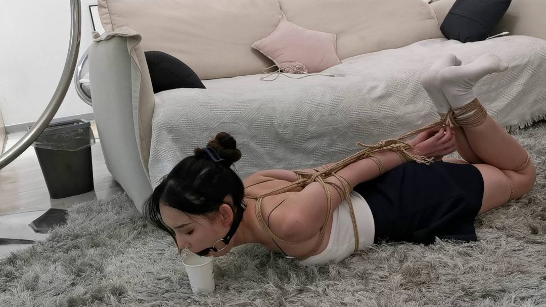 定拍美女果果直臂驷马口球堵嘴-6