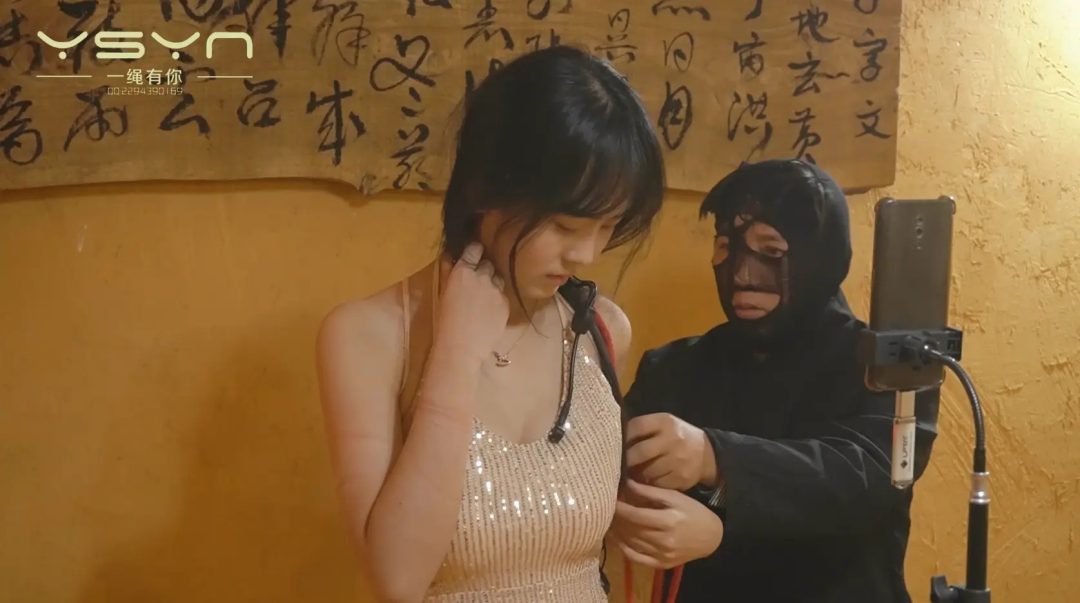 漂亮女孩舞后卧室被蒙面持刀捆绑抗走威逼五花跳舞唱歌又绑在椅子上歌唱-8