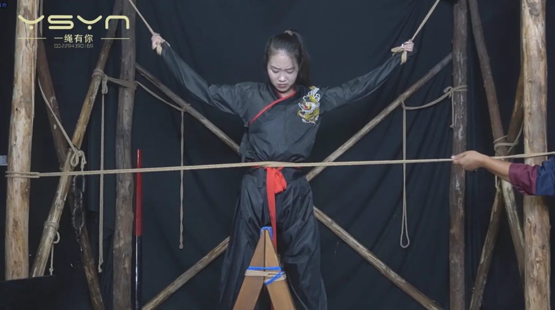 【侠女风华】女捕快押送犯人故意逃脱被问责惩罚戴上木伽打板子骑木马五花驷马鞭打挠脚心压杠子绞刑-2