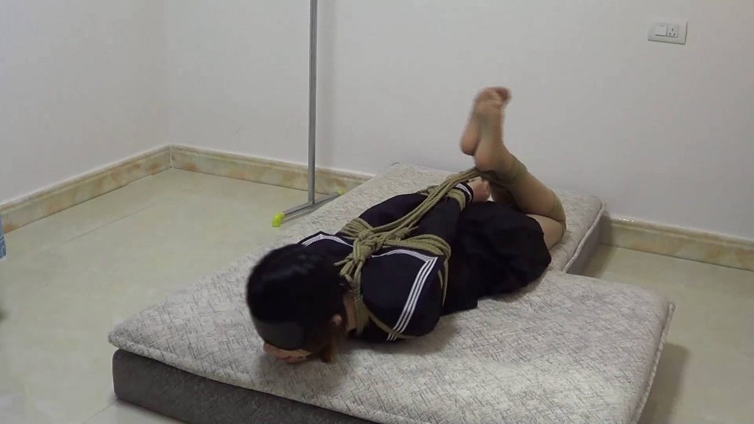 00后小美女红豆 肉丝黑色水手服 绑架放置刺激 尽显完美大长腿-8