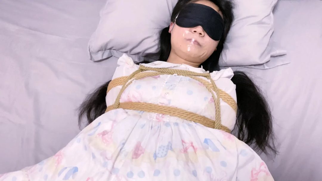 《少女情劫》jk妹出门丢垃圾被坏人潜入家里+姐妹约逛街换衣服后+梦魇自己+醒来真的被日式紧缚+胸缚+胶布封嘴+口球+鞭打哭+分腿吊缚等等-11