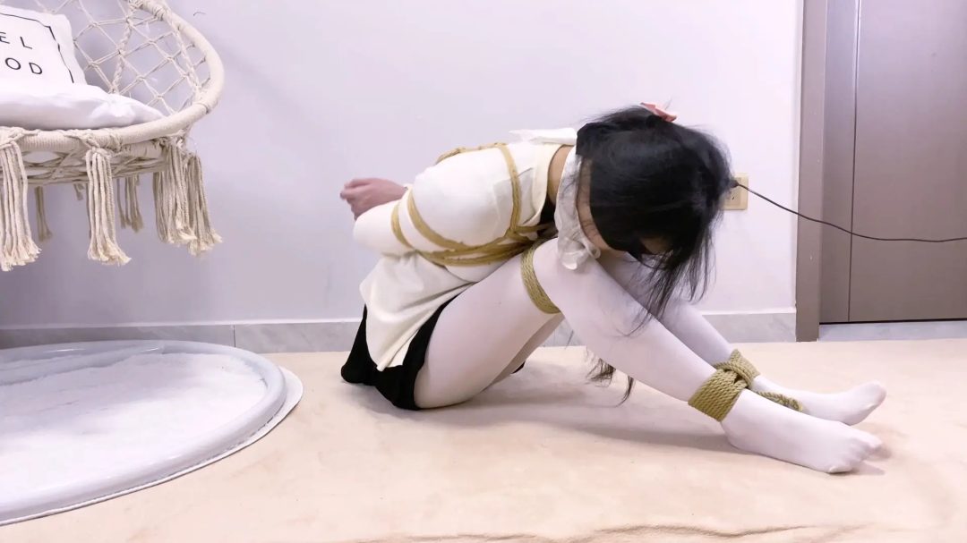 《路崽日记》-日式紧缚+并腿捆+丝袜堵嘴+丝巾勒嘴+带耳机听鬼故事+放置挣扎+喂食+保鲜膜全包+再胶布全包+挠脚心放置+附剪开过程等等-1