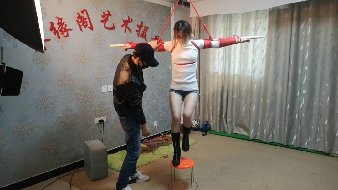 鹿野 红绳木杠悬吊 空中的飞舞-1