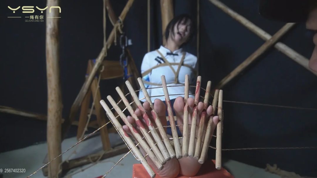 【烈火红颜】被捕女孩五花大绑关进牢房大字绑鞭打坐老虎凳打挠脚心拶子拶脚指不屈服刑场捆绑插牌枪决-3