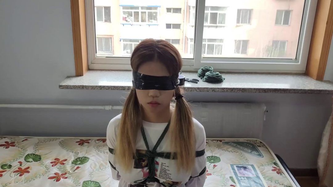 妹子的强制多次自由落体惩罚！长袜堵嘴，求饶无用，探索承受力极限-3