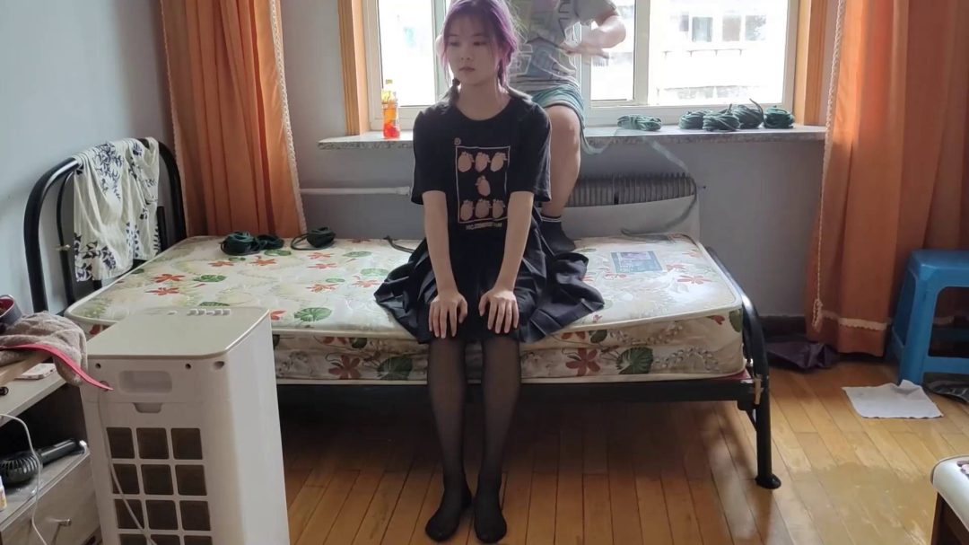 月潇驷马紧缚舔足训练-1