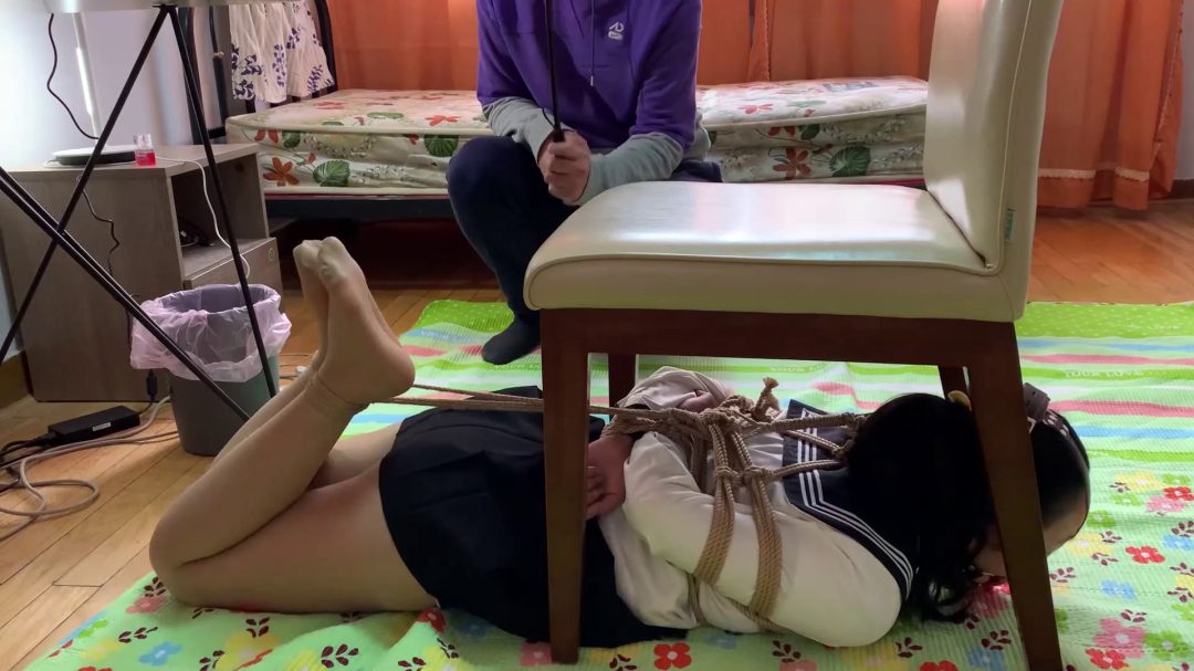 大学妹子 超紧驷马马具口球椅下放置肉丝tk挠痒-7