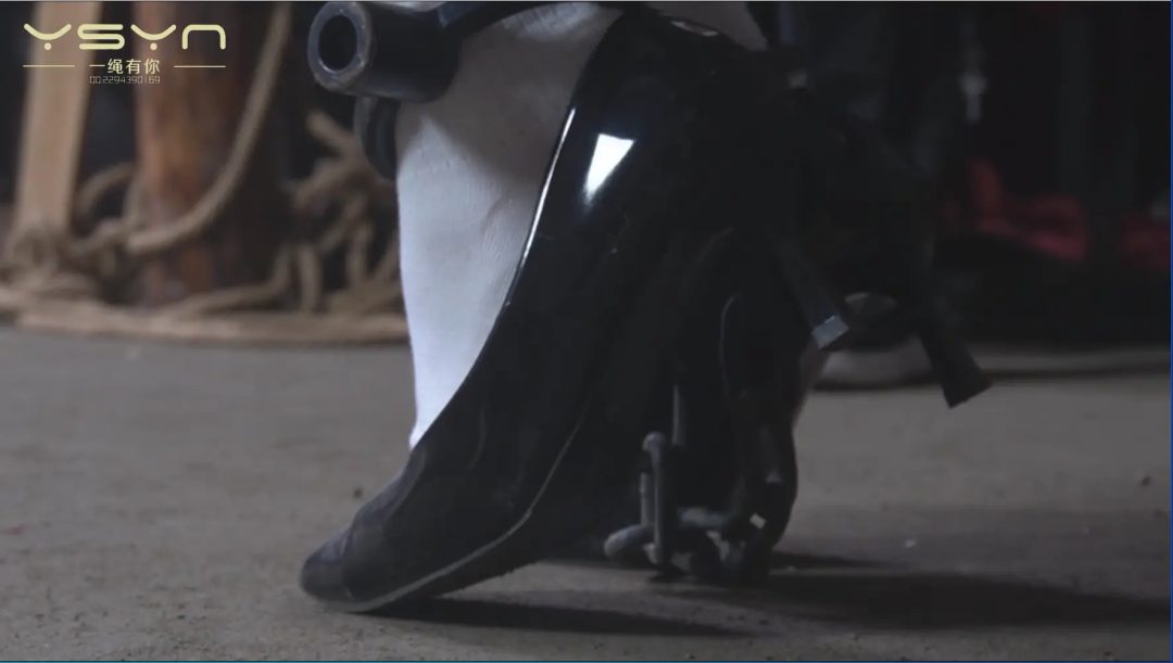 柳诗涵【铁骨诗心】被捕关押牢房戴上脚镣土铐刑房双手高吊老虎凳竹签皮板铁刷铁钳毛刷挠痒五花大绑押赴刑场-2