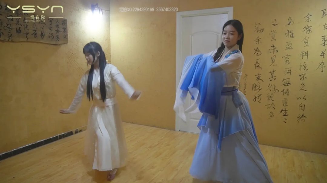 色迷知县命手下抓来两个舞女五花大绑跳舞威逼刑罚老虎凳滴蜡挠打脚心玩弄冤假错案-5