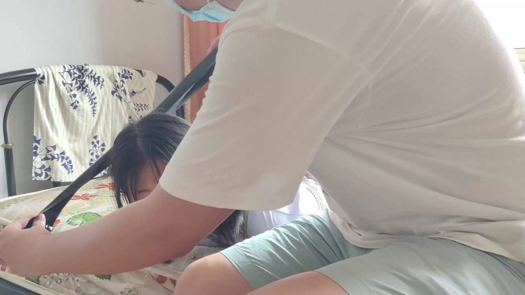 可歆妹妹臭袜子堵嘴 驷马 开口器鼻钩 舔脚-4