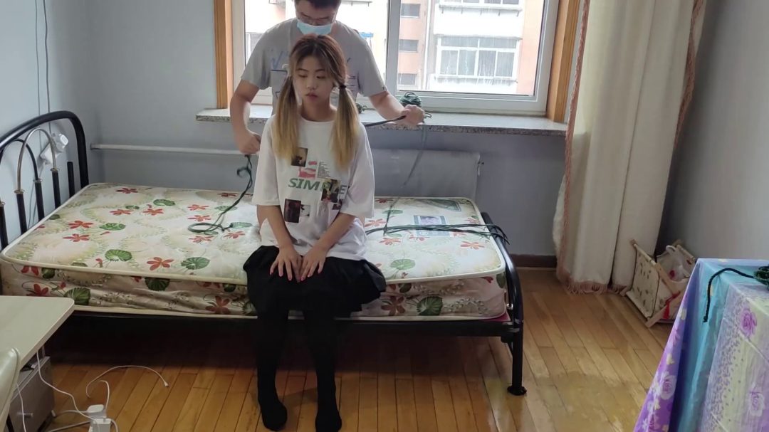 妹子的强制多次自由落体惩罚！长袜堵嘴，求饶无用，探索承受力极限-1