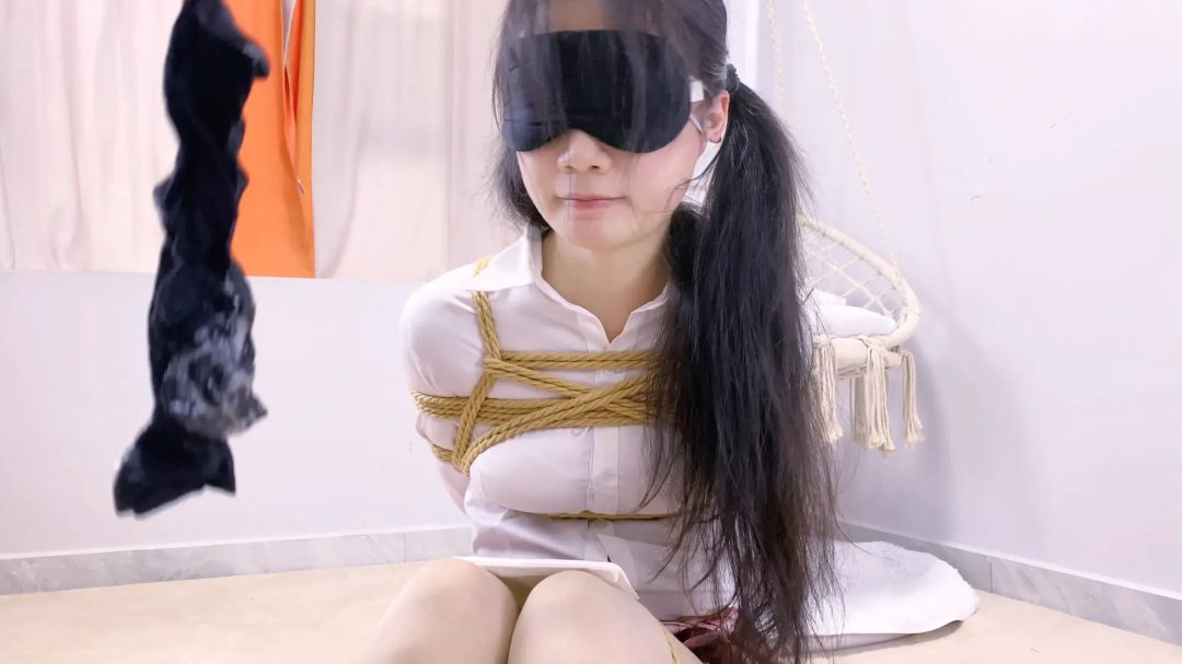 《少女情劫》-被超紧日式紧缚+胸缚+股绳+蛇缚并腿捆+丝袜堵嘴再口球+强制TK+堵嘴取出+强制弓腰+胶布封嘴+猛烈TK+脚底特写+放置挣扎+手掌死灰色绑哭两-16