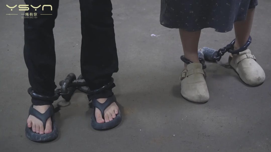 【双女体验】文雅的闺蜜依依和语语听说体验室里的道具刑具好奇刺激她俩亲自体验后的真实感想-6